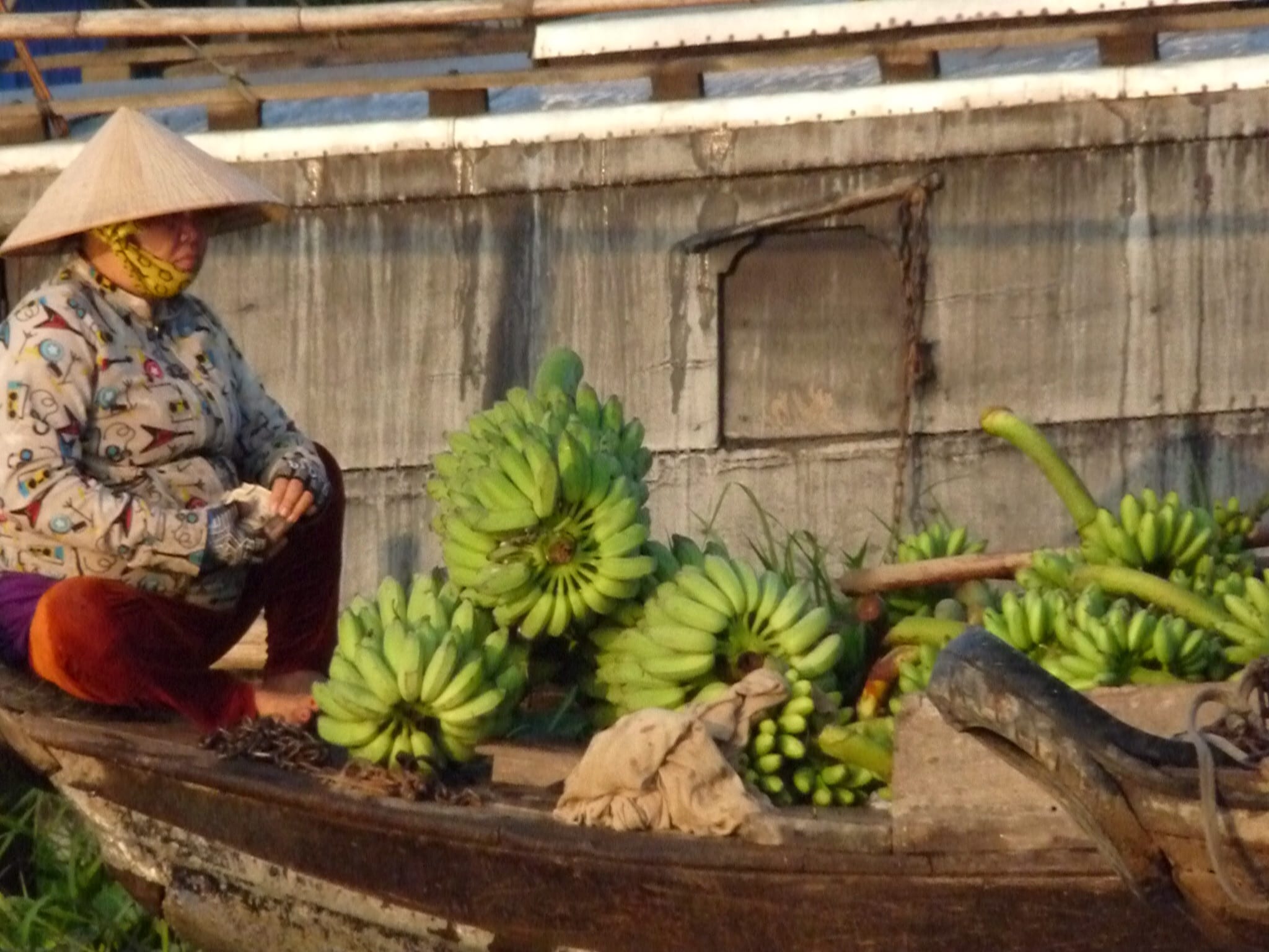 Villages without access to roads deliver their good to the floating market by boat.